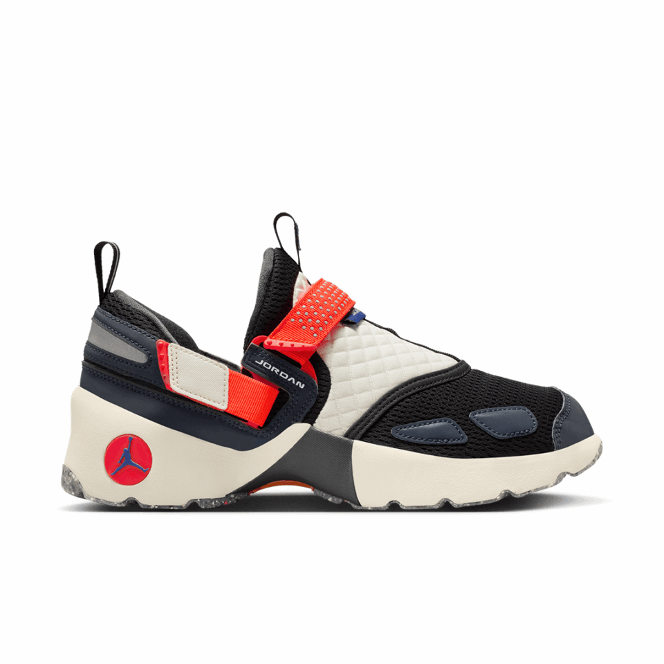 WMNS Air Jordan Trunner LX - 'Black/White/Coconut Milk'
